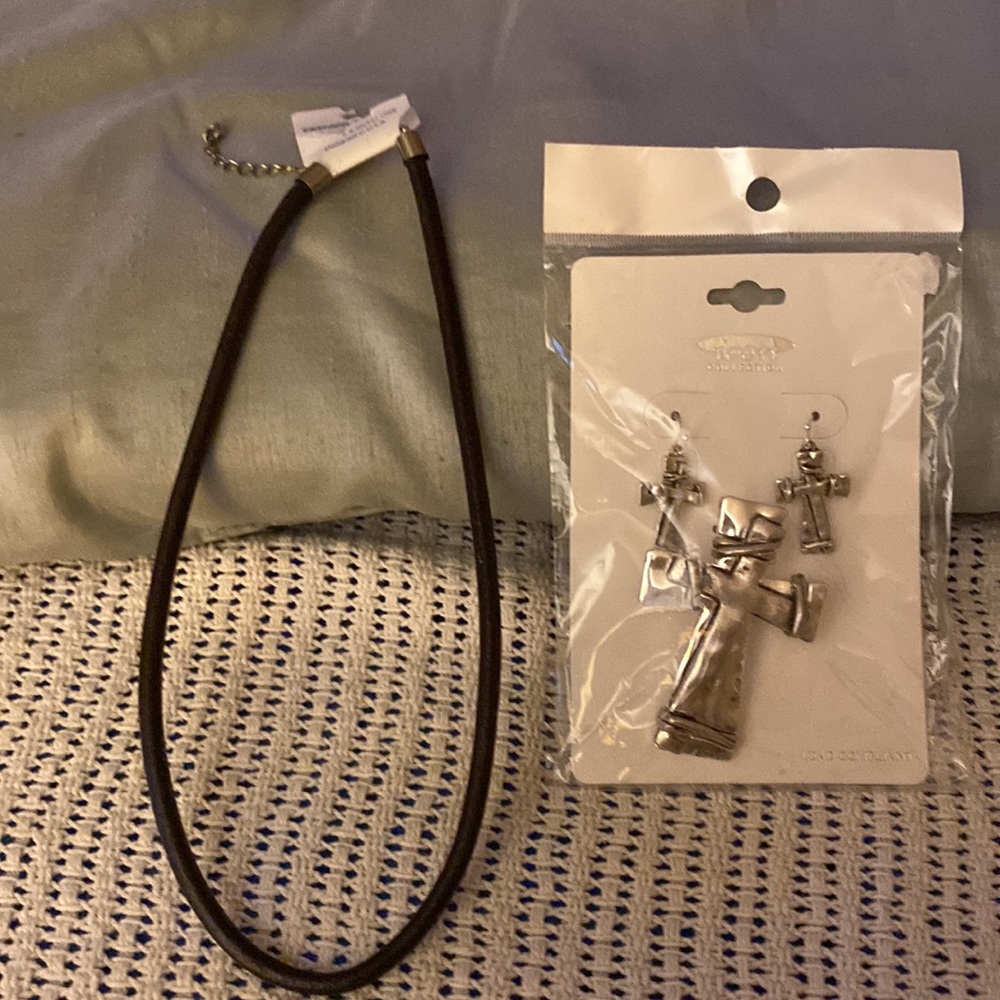 Sam Moon Fashion Earrings, Pendant & Black Necklace holder-NWT-never been worn..